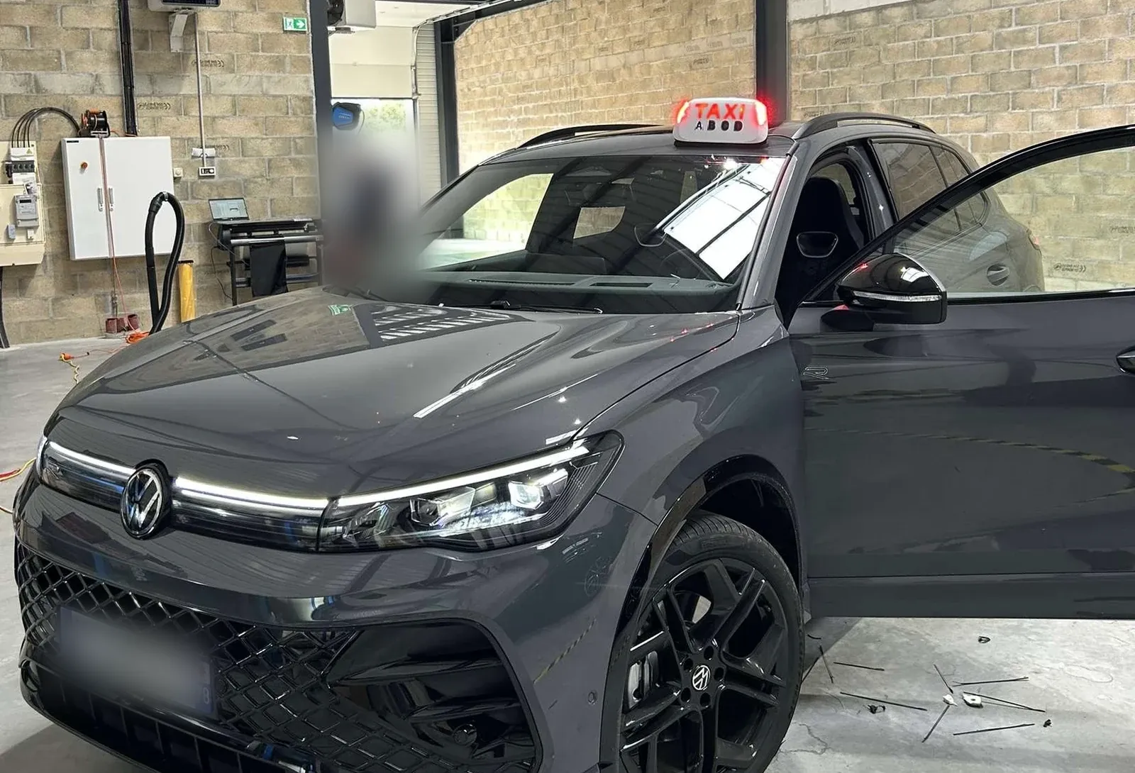 Le Volkswagen Tiguan de Samy, lumineux TAXI allumé