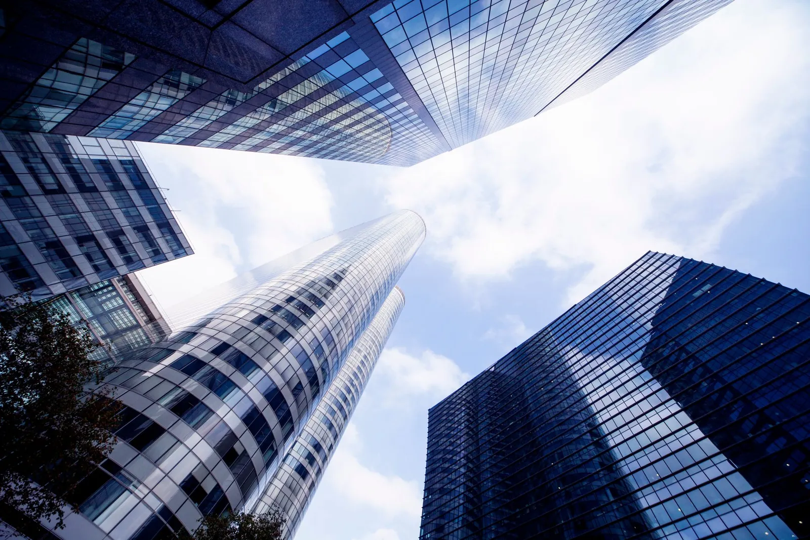 Tours de bureaux vitrées en contre-plongée